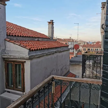 Lejlighed Large Three-bedroom With Canal View In Cannaregio