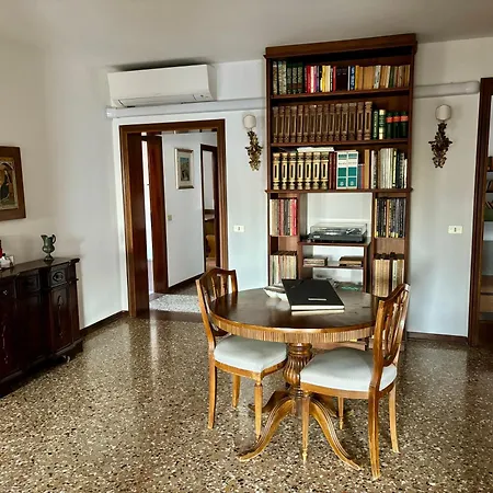 Large Three-bedroom With Canal View In Cannaregio