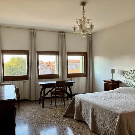 Large And Bright With Canal View Appartamento Venezia