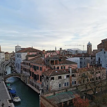 Daire Large Three-bedroom With Canal View In Cannaregio Venedik