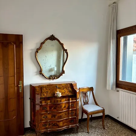Large Three-bedroom With Canal View In Cannaregio *