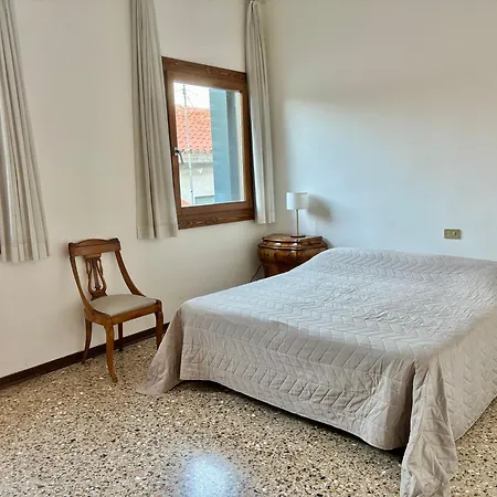 Large Three-bedroom With Canal View In Cannaregio Daire *