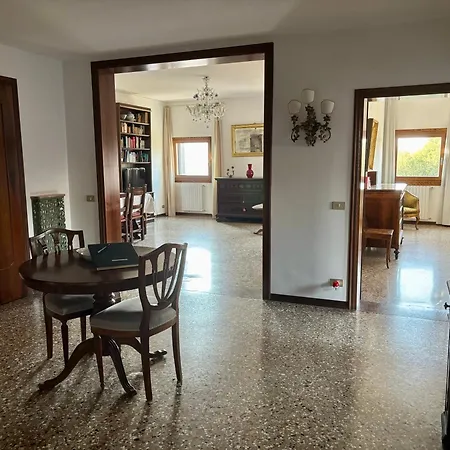 Daire Large Three-bedroom With Canal View In Cannaregio