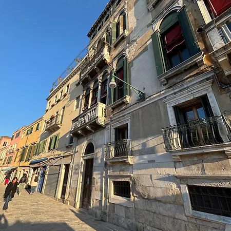 Large And Bright With Canal View Apartment Venice